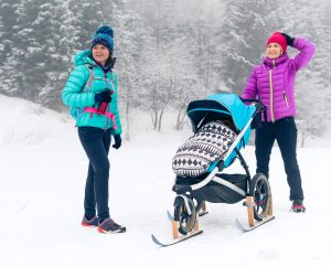 Ett par ute på tur under sportlovet